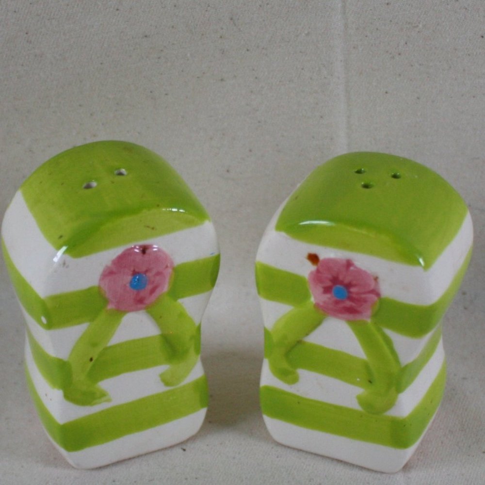 VTG Porcelain novelty Green & White Striped Flip Flop Salt & Pepper Shakers